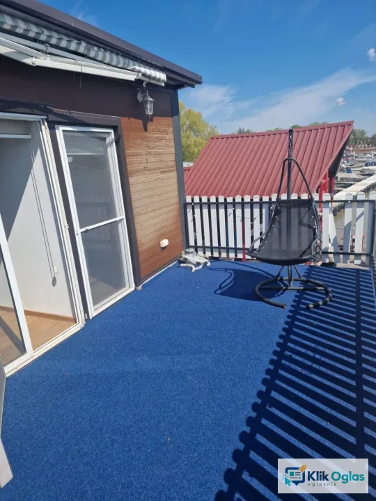 Splav na metalnim i plastičnim pontonima na početku savskog nasipa prema Galovici