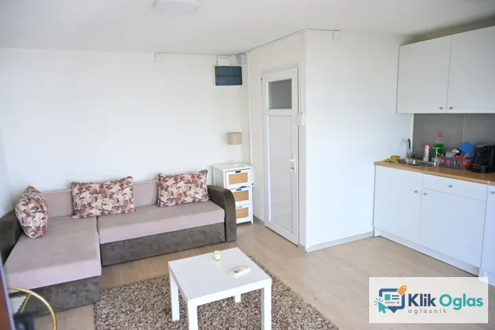 Prodajem splav u Ostružnici na odličnoj lokaciji